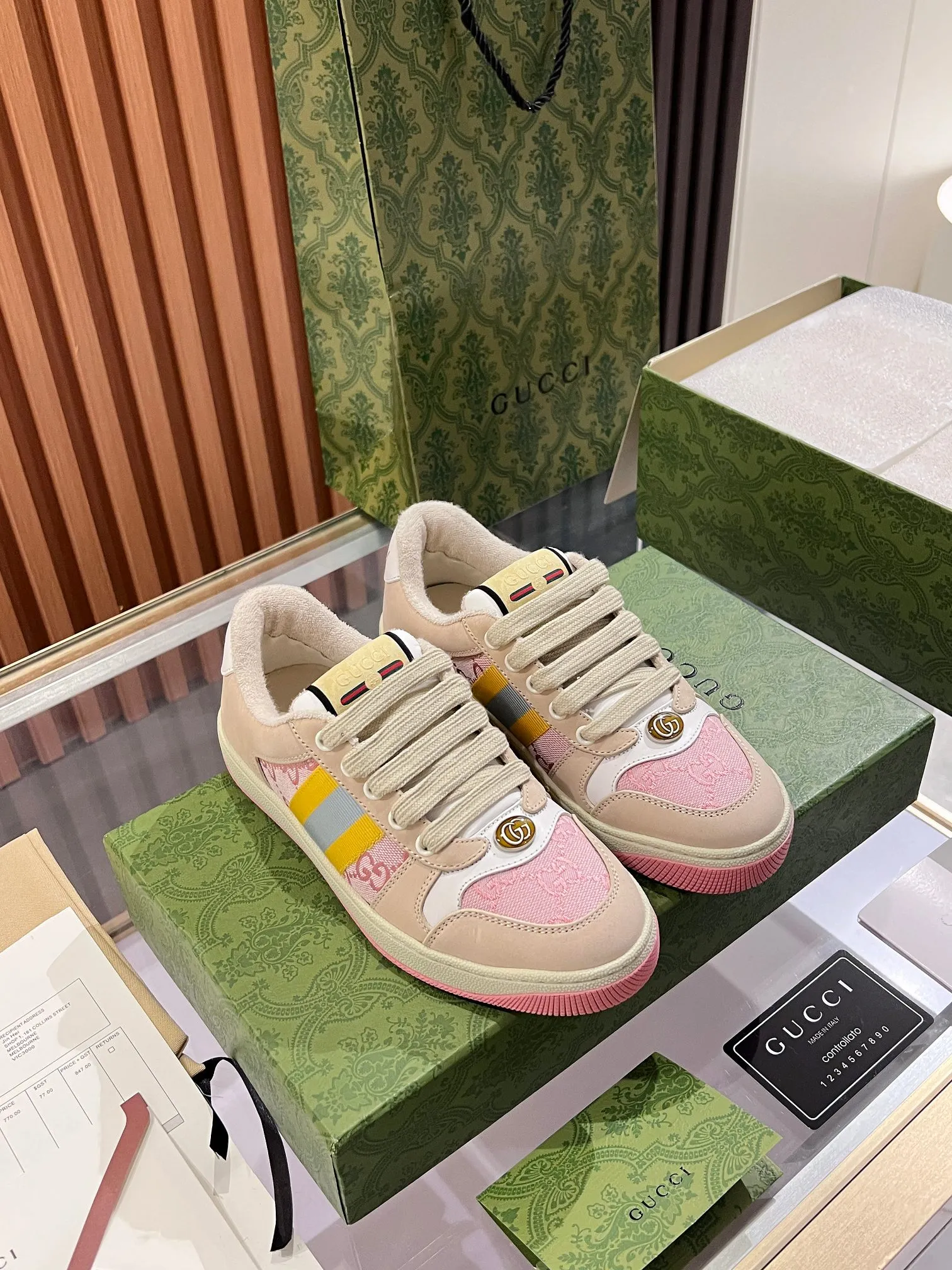 👟👟Ex-factory price 540👟👟 ⚡️Gucci Dirty Shoes Top factory quality, impeccable at the counter, the comfort is incredible. Retro distressed elements, washed retro logo on the tongue, metal double LOGO, 99% recognizable, full of Gucci elements; terry cloth lining, cowhide foot pads and 3mm latex are much more comfortable than real leather shoes. Environmentally friendly TPU wear-resistant outsole, soft and elastic. The inside of the tongue is made of imported elastic bands, which have great tension and won't strangle your feet. I don't develop the shoes without the original version. Only by getting the original version can the shoes be accurate and beat the market version instantly. Every stitch and every stitch is very tight and full. The debugging process is the most painstaking and requires no less than a hundred modifications before it is adjusted to the perfect state so that it can be worn comfortably by all foot types! Size 35-40 women’s model)